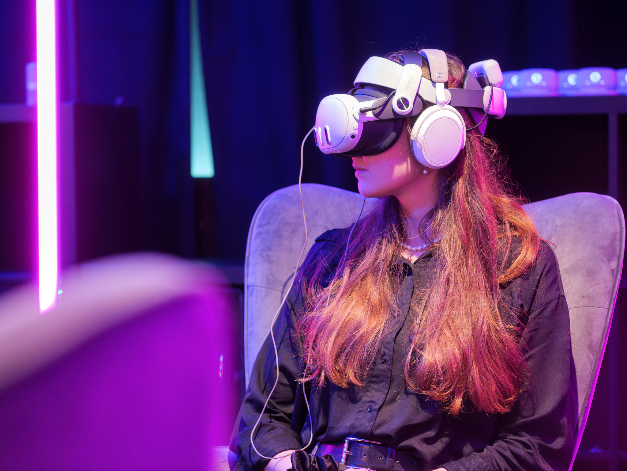 VISIONS – Gast während des immersiven VR-Musicalerlebnisses
